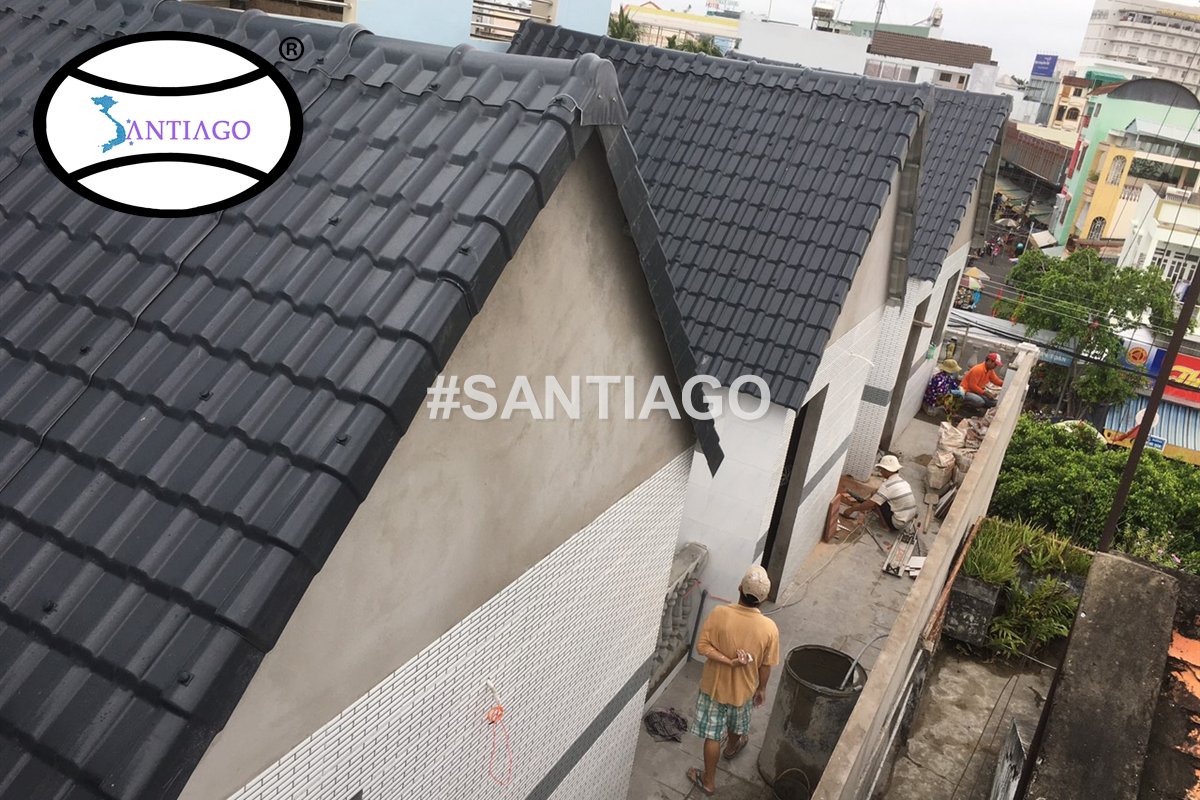 Công trình thực tế: các mái ngói nhựa xám nối tiếp nhau