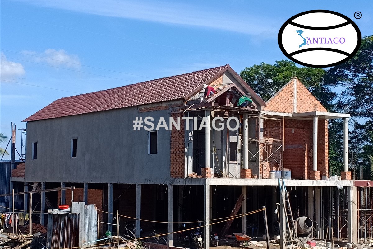 Nhà sàn cột bê tông lợp ngói nhựa nâu đỏ ở An Giang (tháng 11/2019)