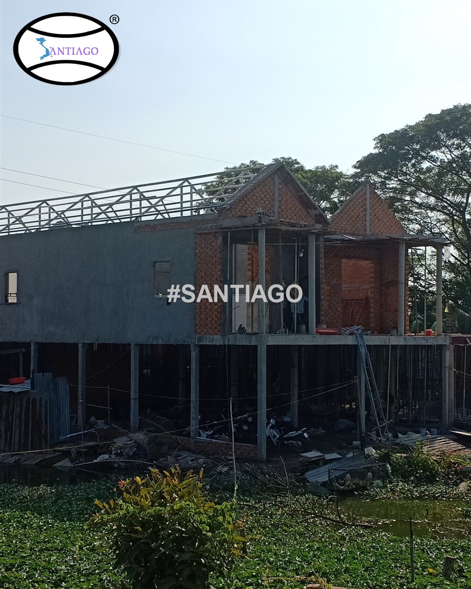 Nhà sàn mái ngói nhựa nâu đỏ nhìn từ phía vùng nước lục bình, An Giang (tháng 11/2019)