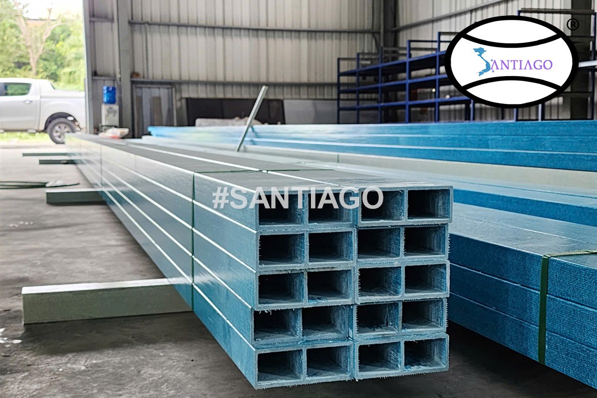 Bó thanh hộp composite FRP xếp trong nhà xưởng, cây dài 6 m