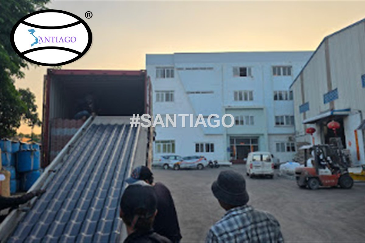 Bốc tôn ngói nhựa lên xe tại nhà máy Santiago (tháng 3/2026)