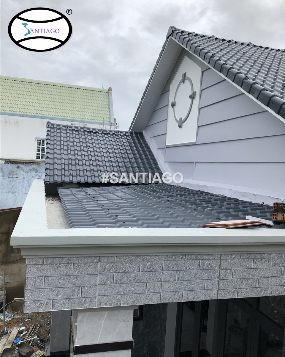 Mái ngói nhựa xám phía trước nhà, đầu hồi có ô tròn trang trí, Cần Giờ (tháng 7/2022)