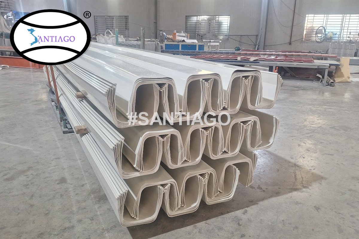 Cây máng xối nhựa dài 6 m xếp trong kho