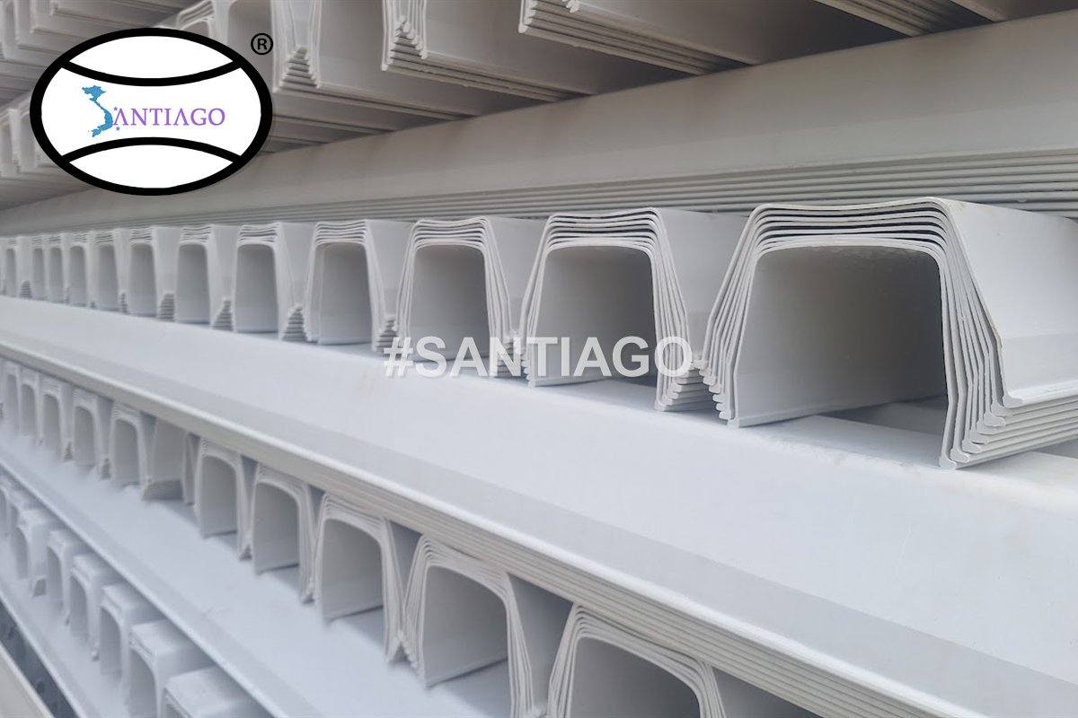 Cây máng xối nhựa PVC dài 6 m xếp tại kho Santiago