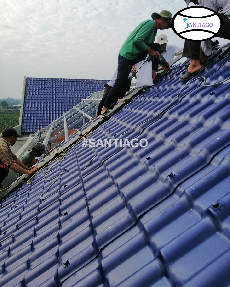 Thợ lợp ngói nhựa xanh dương ở Châu Thành, Long An cũ (tháng 12/2021)