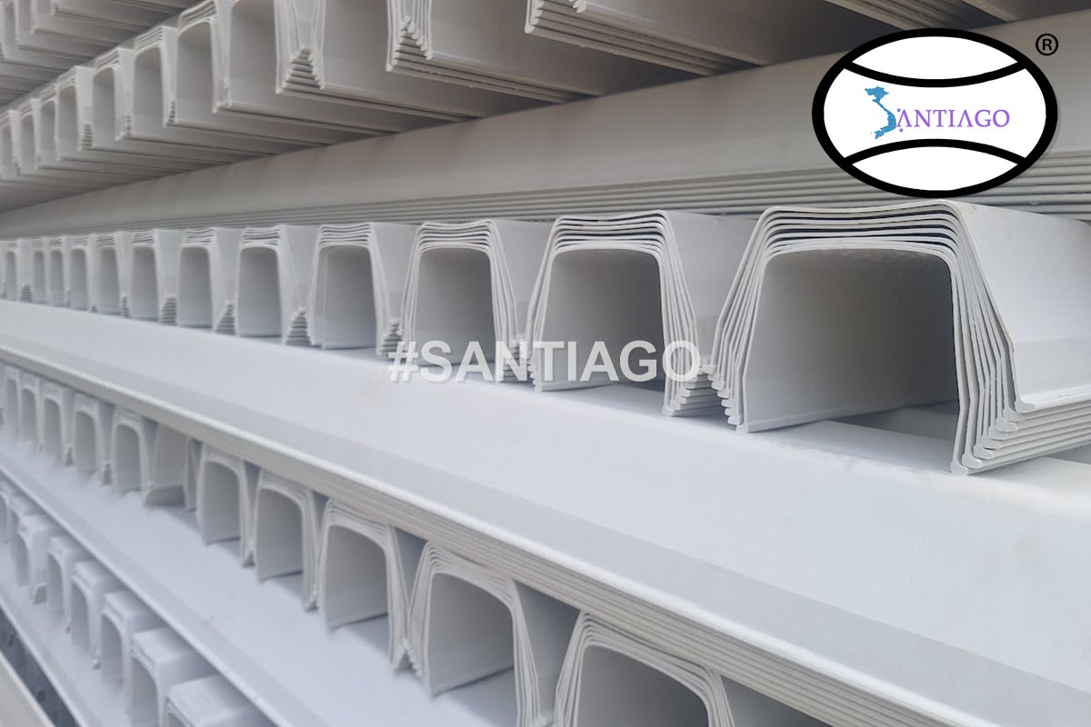 Máng xối nhựa PVC xếp trong kho Santiago