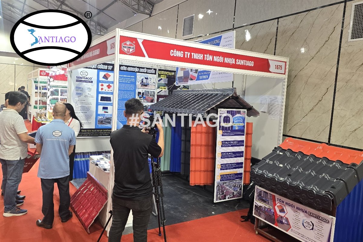 Gian 1675 của Công ty TNHH Tôn Ngói Nhựa Santiago: mô hình mái ngói xám, vách tôn xanh, ngói đỏ