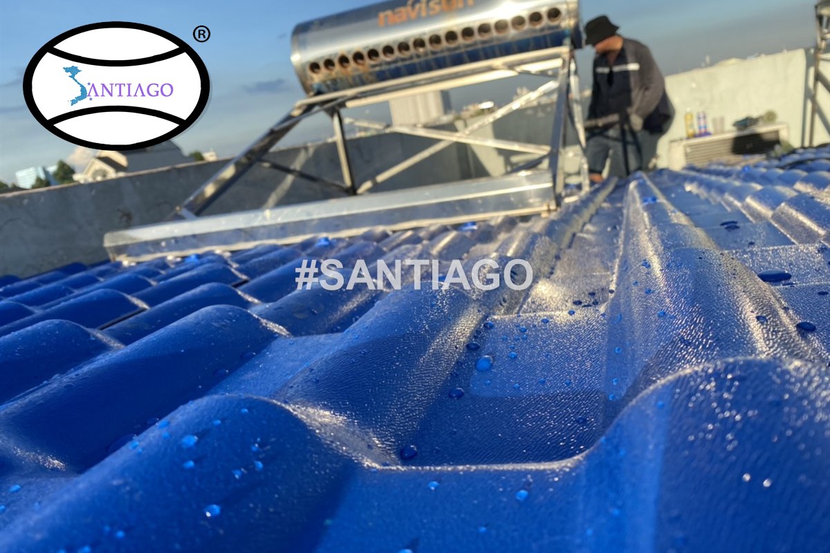 Ngói nhựa xanh dương lợp trên sân thượng một nhà phố ở TP.HCM (tháng 5/2021)