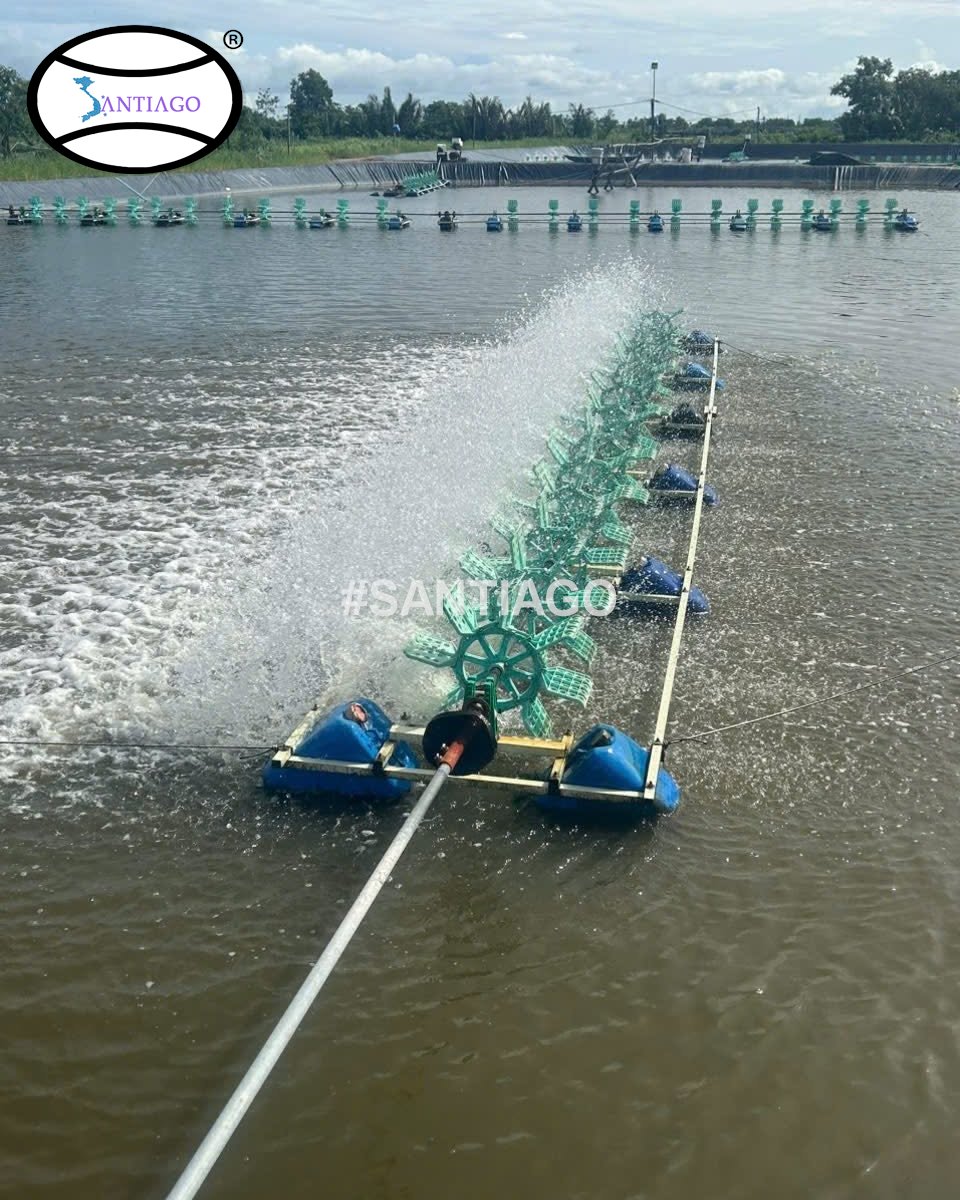 Dàn quạt nước đang chạy, kẹp phao composite giữ hàng phao xanh thẳng hàng