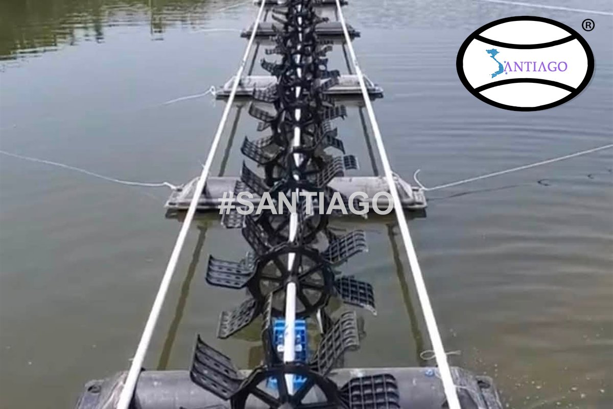Hai cây ống composite màu trắng kẹp dọc hai bên hàng phao của dàn quạt nước ao tôm