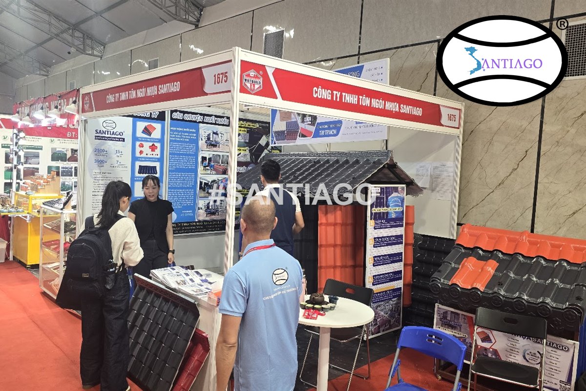 Khách đứng xem tấm ngói nhựa tại gian 1675