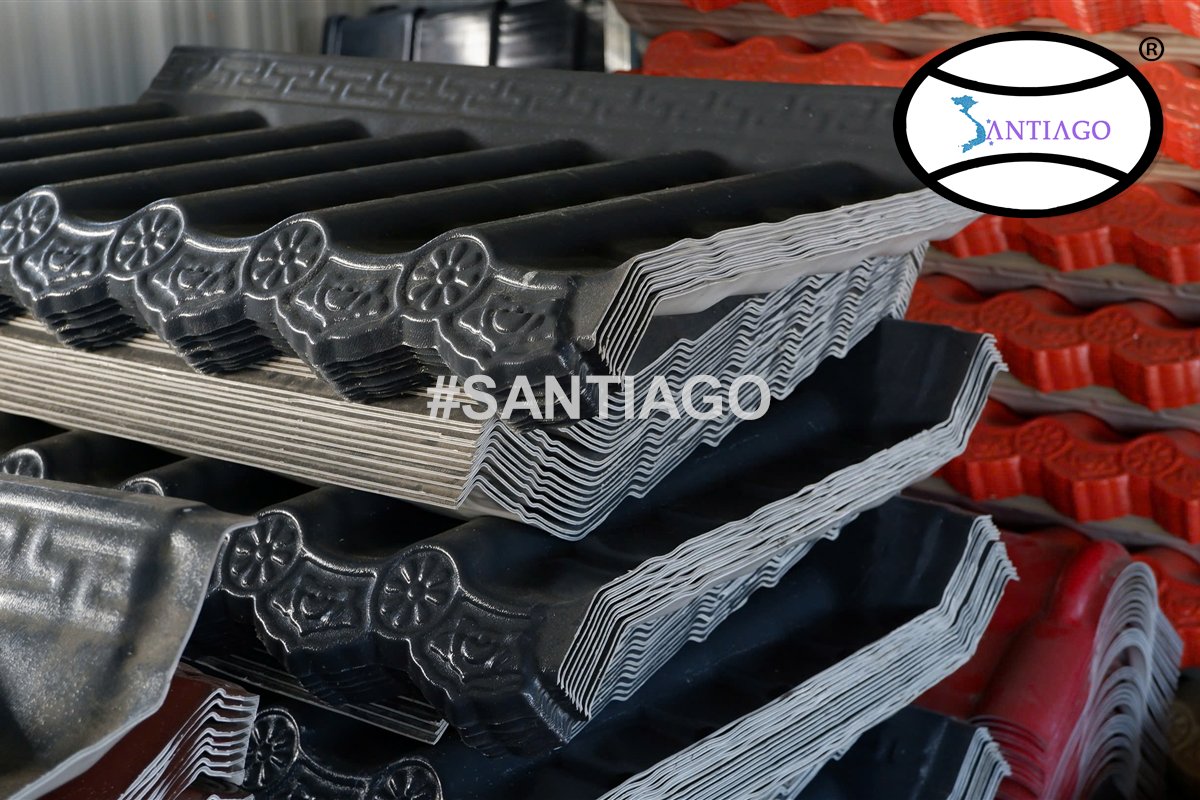 Ngói nhựa âm dương và phụ kiện xếp trong kho Santiago