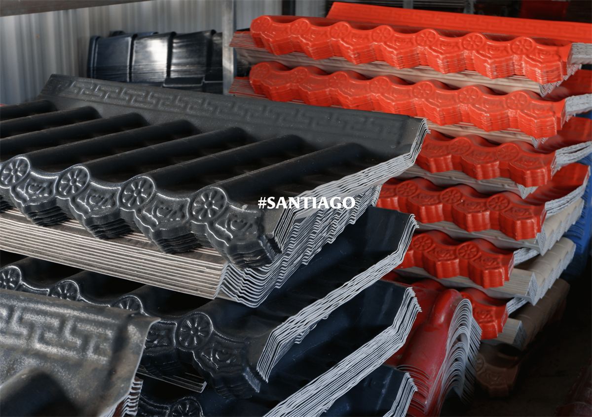 Ngói nhựa âm dương nhiều màu xếp trong kho Santiago