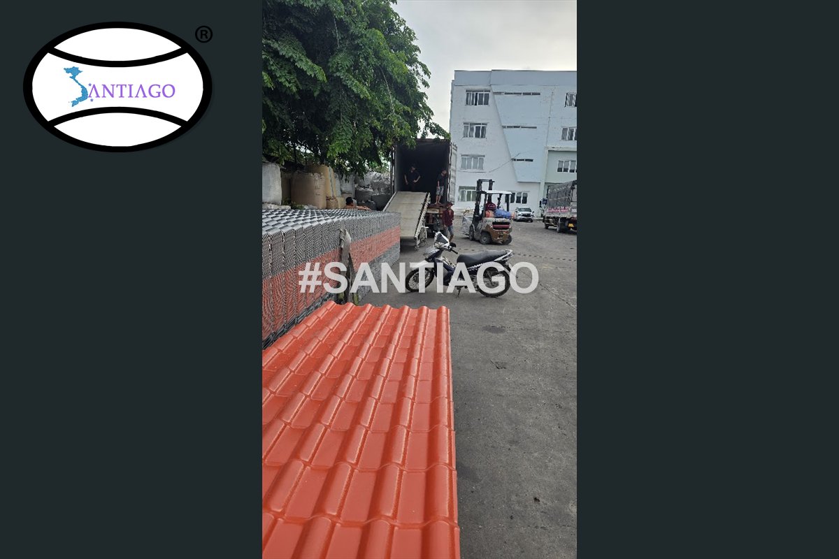 Ngói nhựa đỏ xếp ngoài bãi, kiểm màu và số lượng trước khi giao