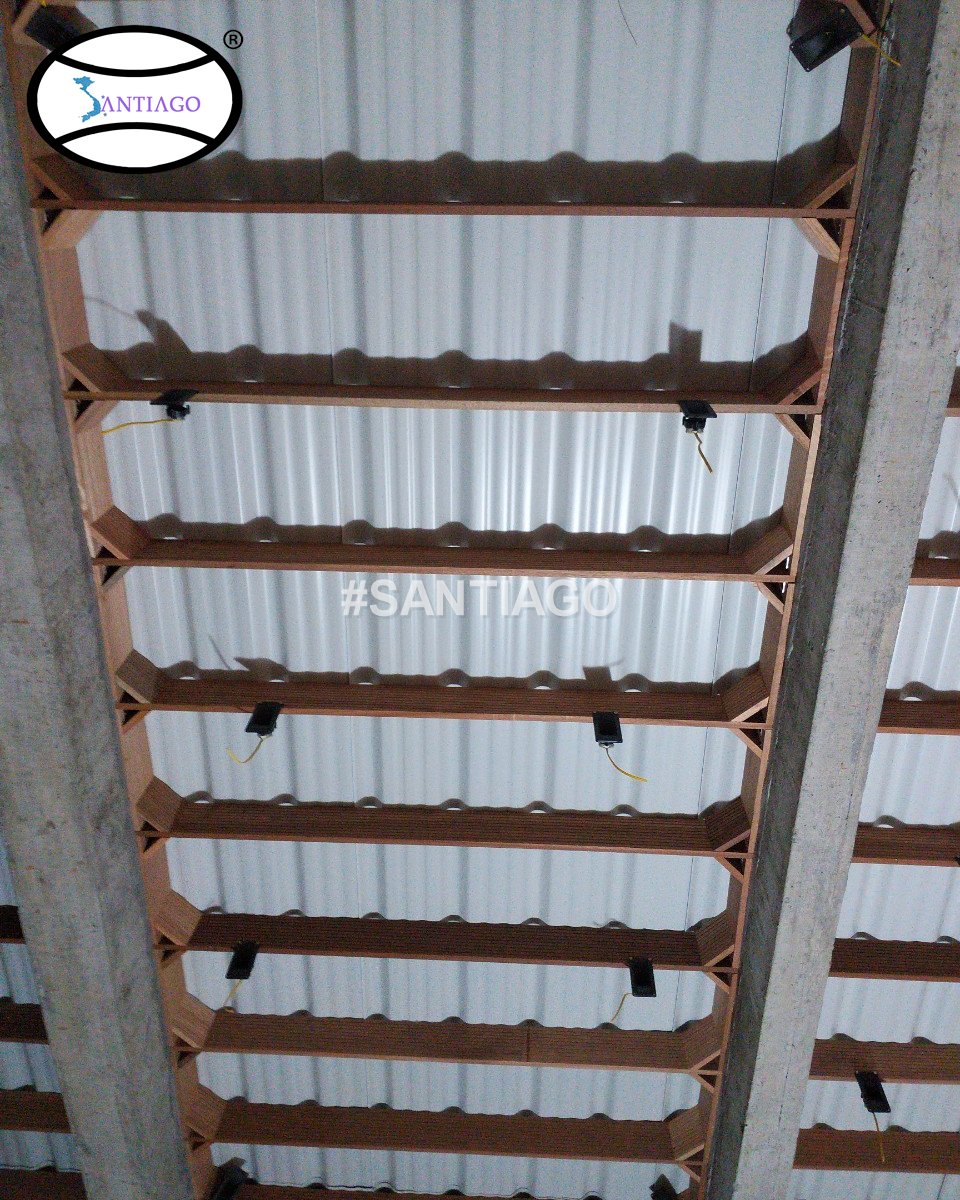 Mặt dưới trắng sữa của trần tôn nhựa gác trên khung nan, Kiên Giang cũ (tháng 11/2021)
