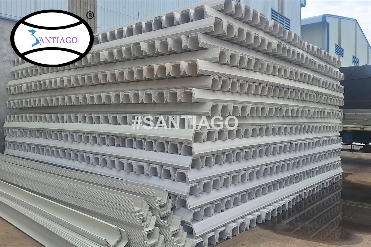 Kiện máng xối nhựa PVC Santiago xếp chồng tại nhà máy