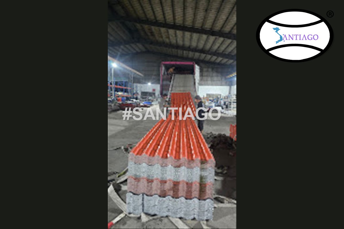 Kiện ngói nhựa đỏ trên xe nâng chuẩn bị lên xe (tháng 9/2026)