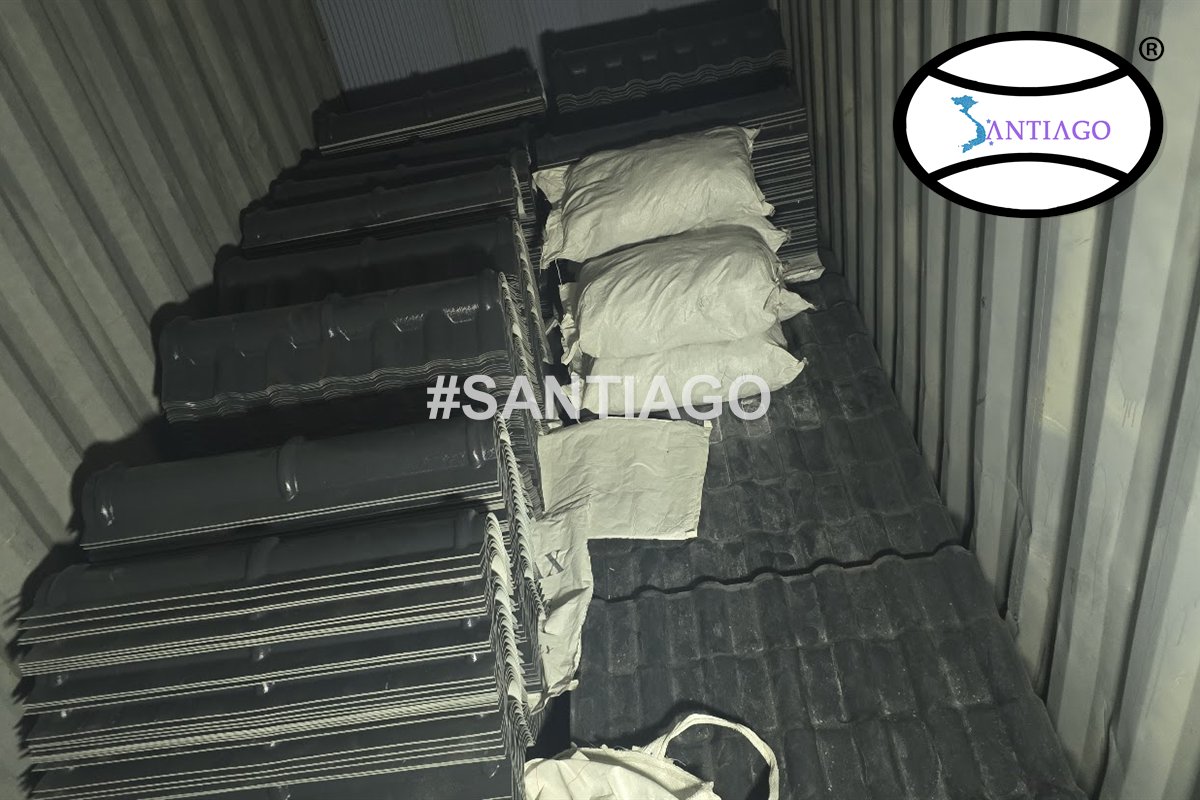 Kiện ngói nhựa trong container, có bao chèn giữa các lớp (tháng 01/2026)