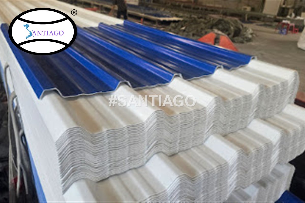 Kiện tôn nhựa xanh dương và trắng tại nhà máy Santiago chờ xuất (tháng 12/2025)
