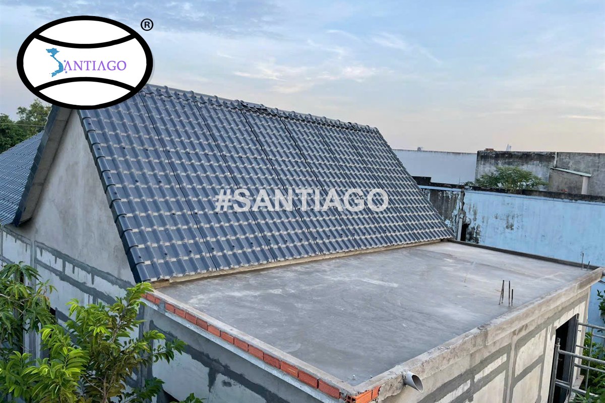 Công trình thực tế: mái ngói nhựa xám, các hàng ngói chạy thẳng theo đốt sóng