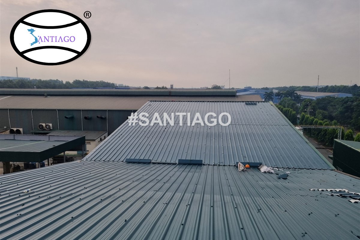 Mái nhà xưởng lợp tôn nhựa Santiago nhìn dọc theo hướng dốc