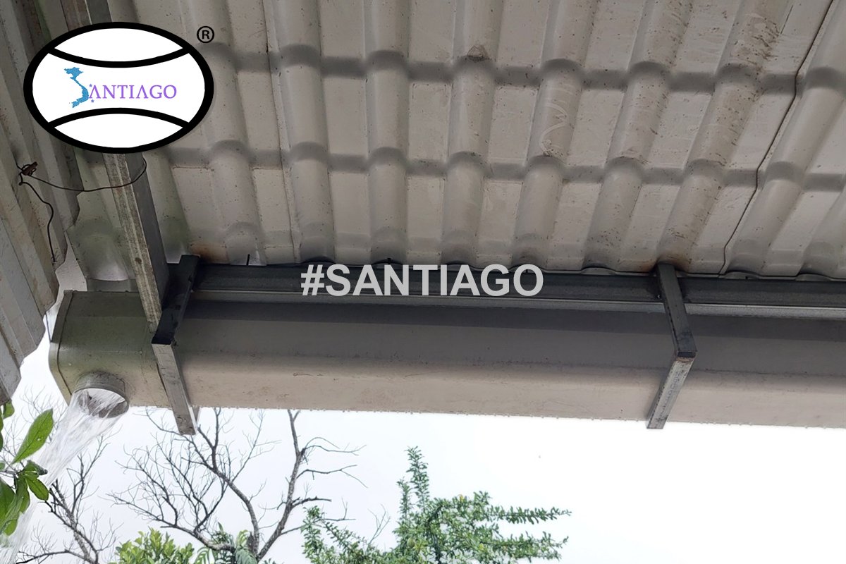 Máng xối nhựa lắp dưới mép mái công trình thực tế