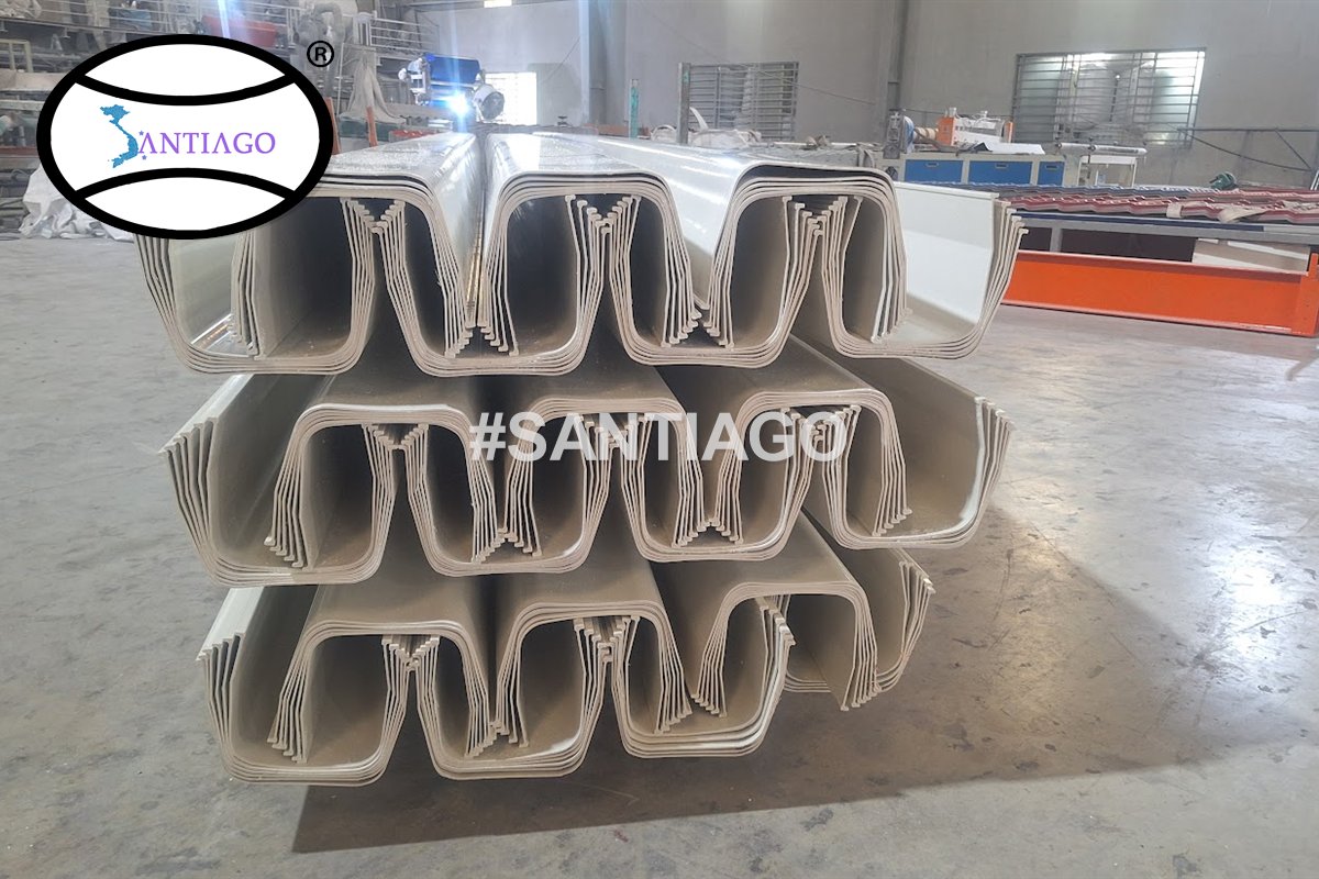 Máng xối nhựa PVC Santiago xếp chồng tại nhà máy