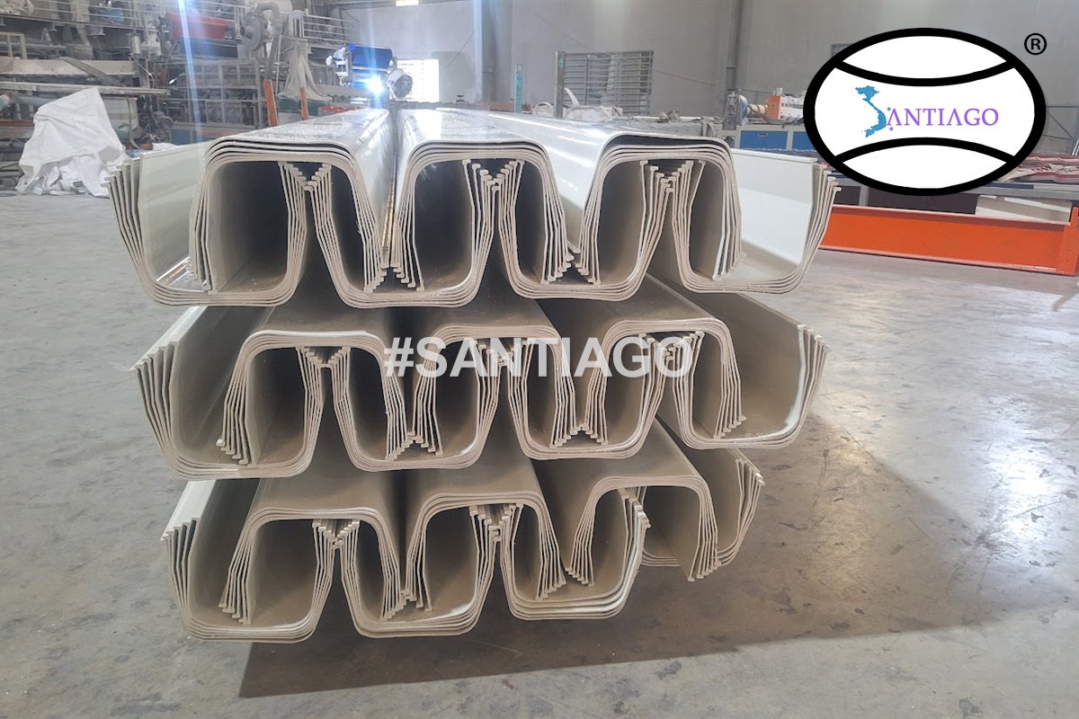 Máng xối nhựa vuông mặt cắt hình thang xếp chồng tại kho Santiago