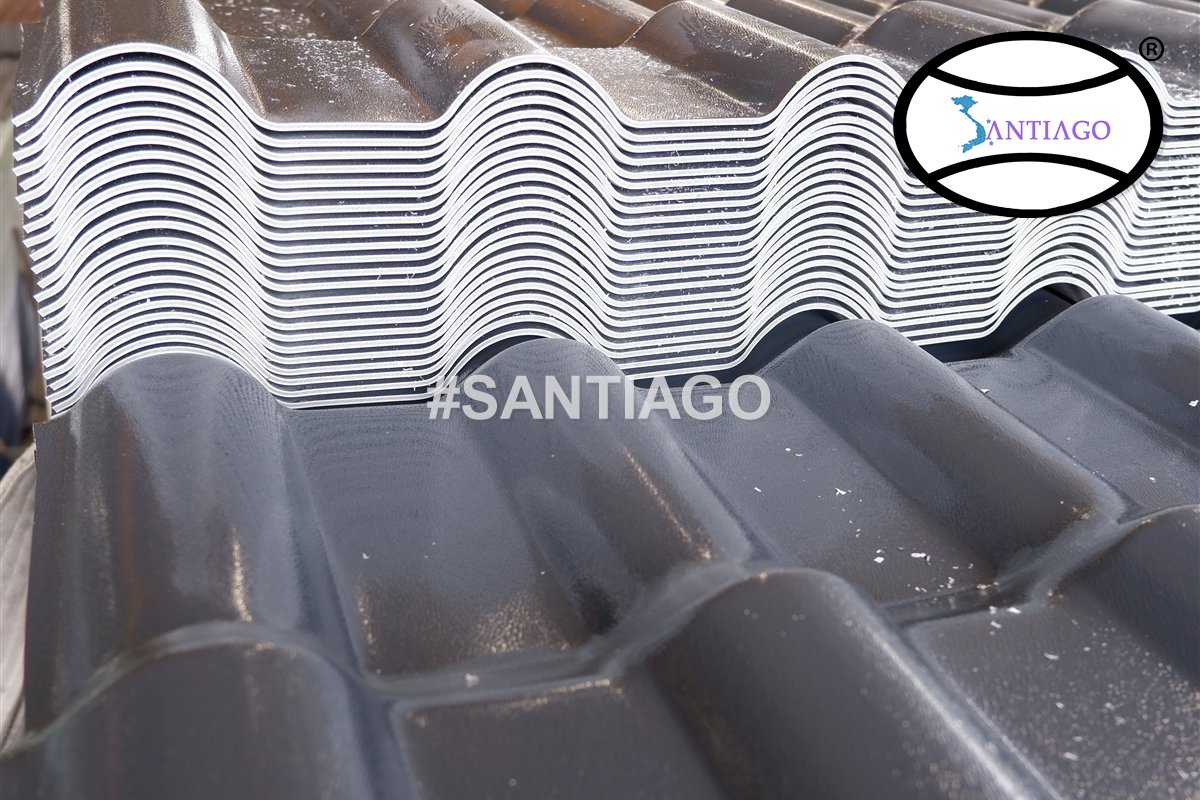 Đầu tấm ngói nhựa xám xếp ở xưởng Santiago, nhìn rõ biên dạng sóng