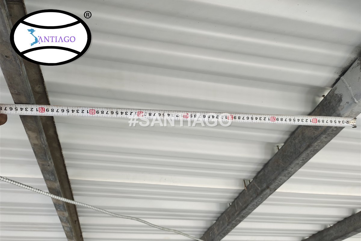 Mặt dưới mái tôn nhựa nhìn từ trong công trình: màu trắng sữa, không làm trần riêng