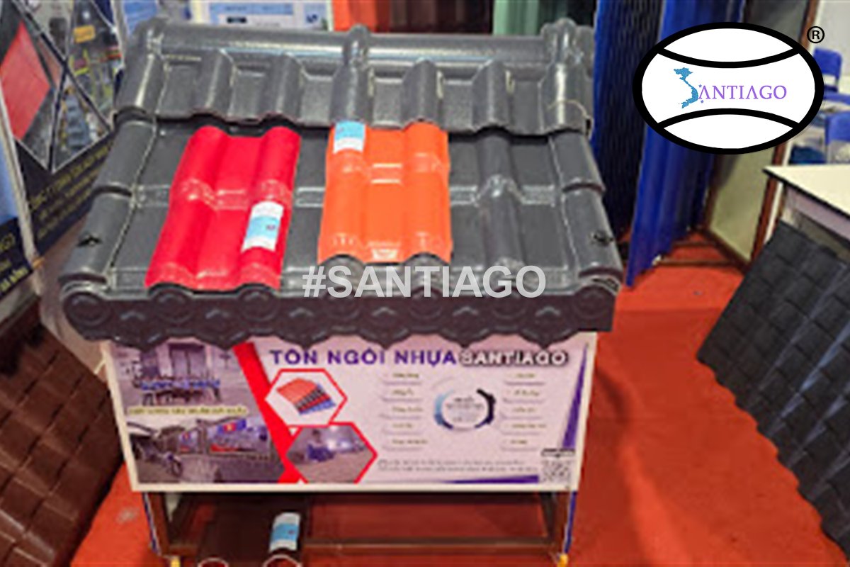 Mẫu ngói nhựa đỏ, cam và xám đặt trên kệ tại gian hàng