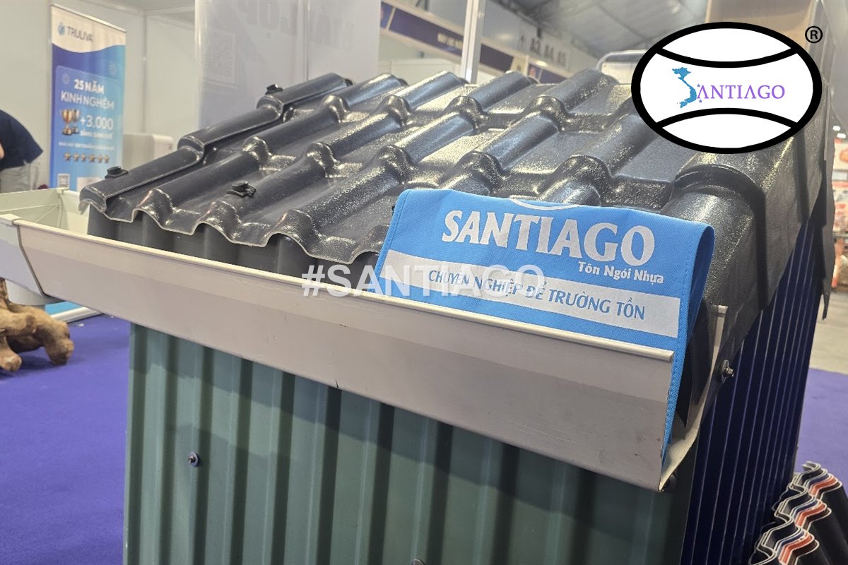 Mô hình mái ngói nhựa xám gắn bảng tên Santiago tại gian 671