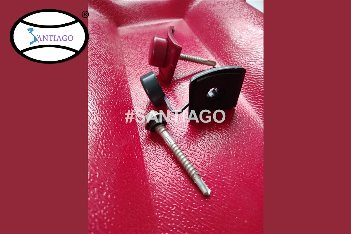 Nắp chụp đinh và vít đặt trên mặt ngói nhựa đỏ trước khi bắn