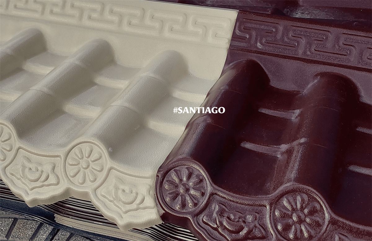 Ngói nhựa âm dương màu kem và màu nâu đỏ đặt cạnh nhau
