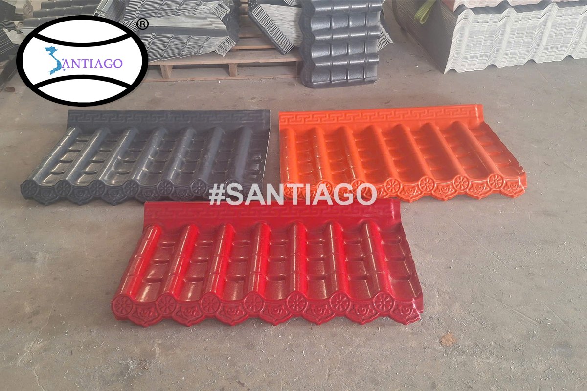 Tấm ngói nhựa âm dương màu xám và màu cam tại xưởng Santiago