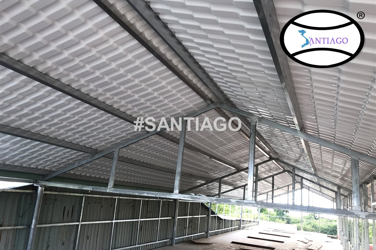 Mặt dưới mái ngói nhựa và khung thép nhìn từ bên trong, Đà Nẵng (tháng 5/2020)