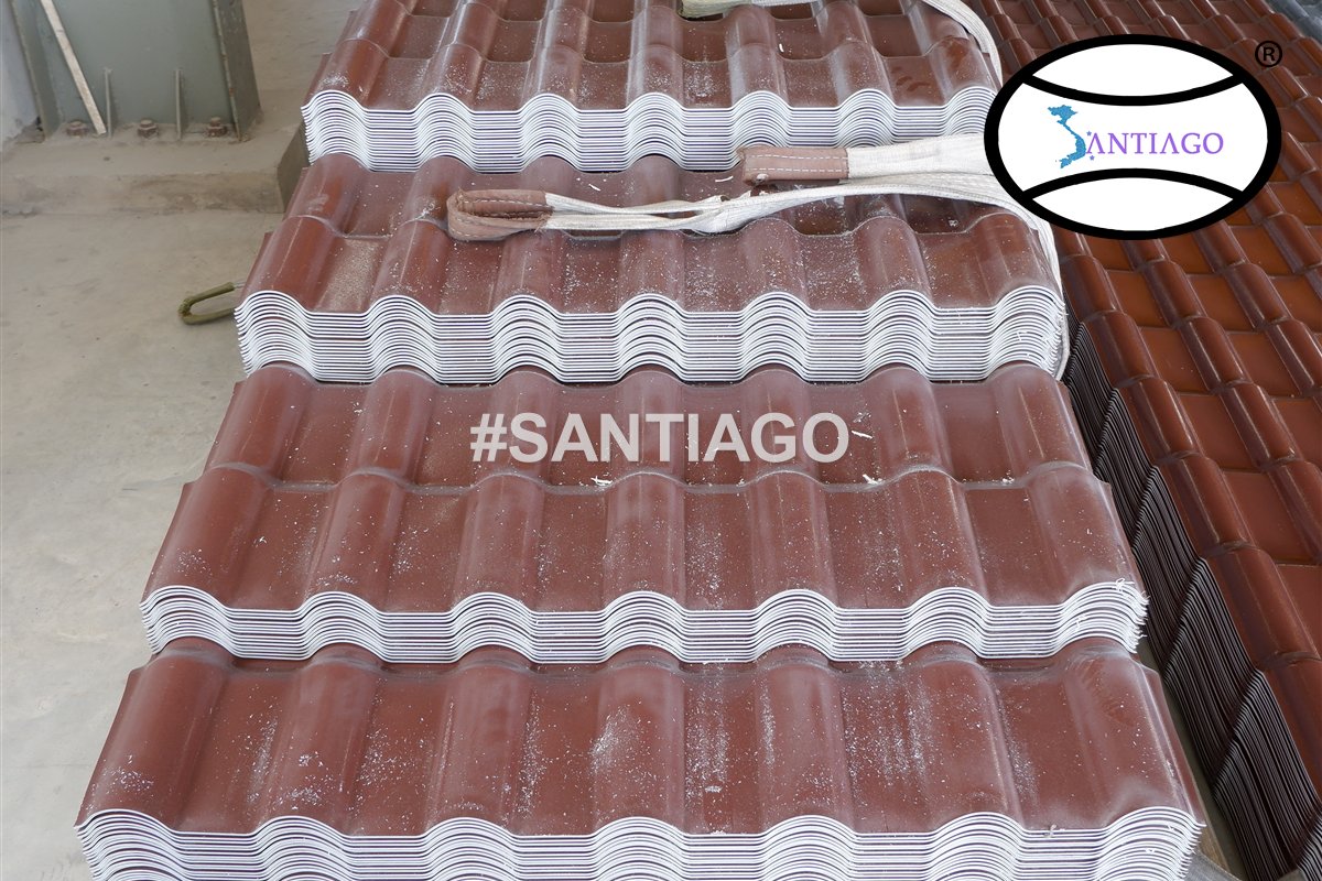 Ngói nhựa nâu đỏ bó dây chờ xuất hàng ở xưởng Santiago