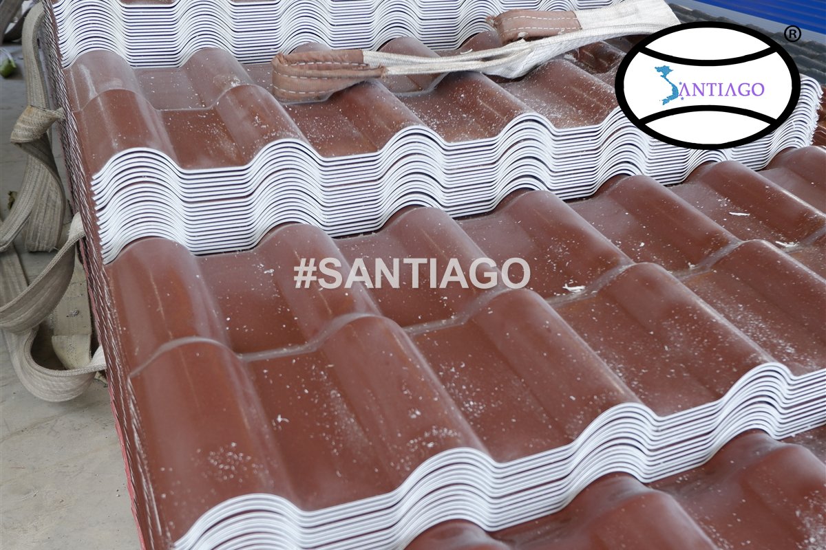 Ngói nhựa PVC ASA màu nâu đỏ xếp tại nhà máy Santiago