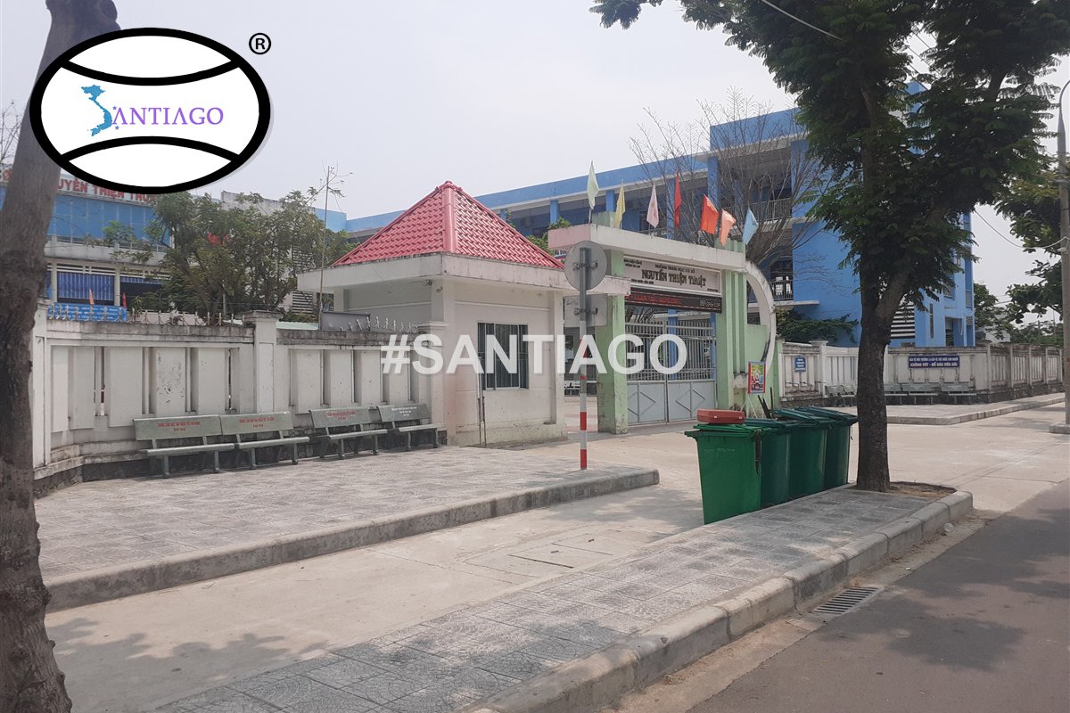 Chòi cổng trường lợp ngói nhựa đỏ ở Hòa Xuân, Đà Nẵng (tháng 3/2021)