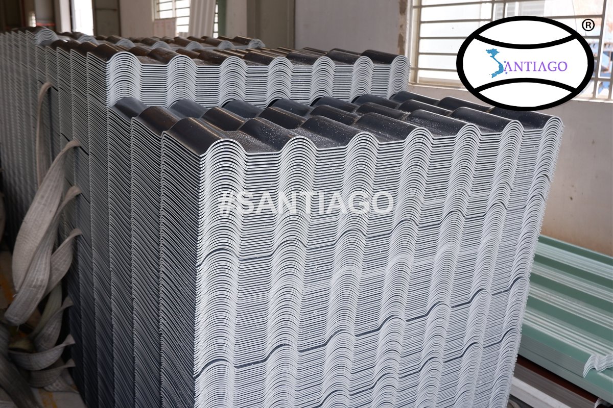 Ngói nhựa màu xám xếp tại xưởng Santiago