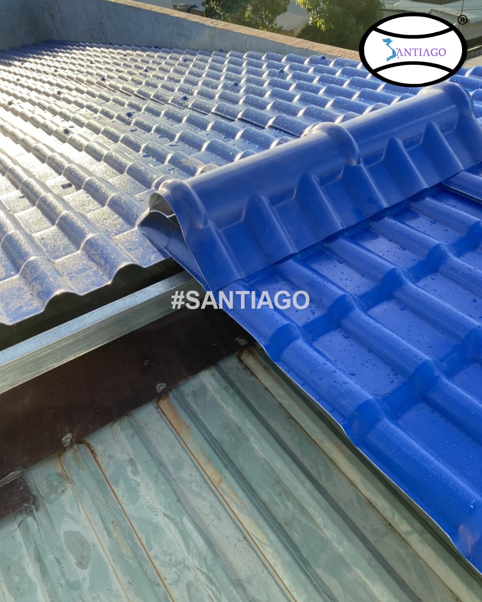 Tấm ngói nhựa xanh dương ở TP.HCM, nhìn từ mép mái