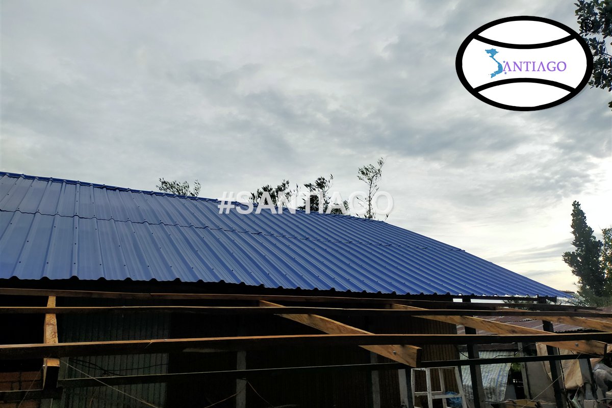 Kèo và đòn tay gỗ dưới mái tôn nhựa xanh dương, Núi Cấm (tháng 8/2022)