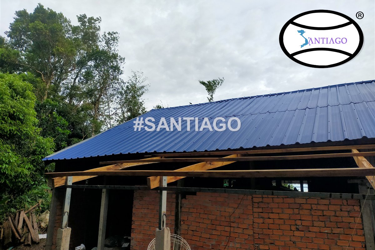 Nhà tường gạch lợp tôn nhựa xanh dương ở khu vực Núi Cấm, An Giang (tháng 8/2022)