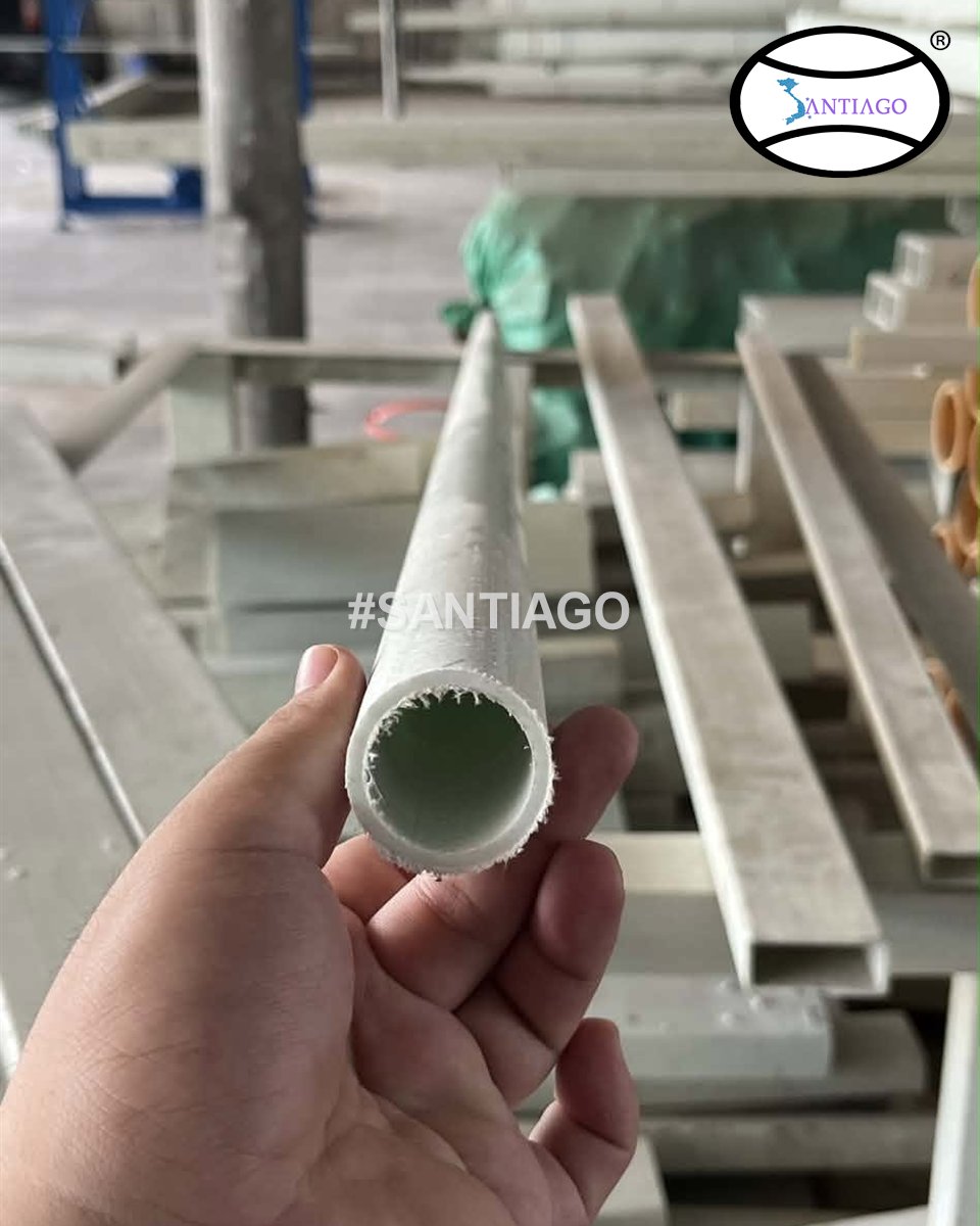 Mặt cắt ống composite rỗng cầm trên tay, thành ống dày