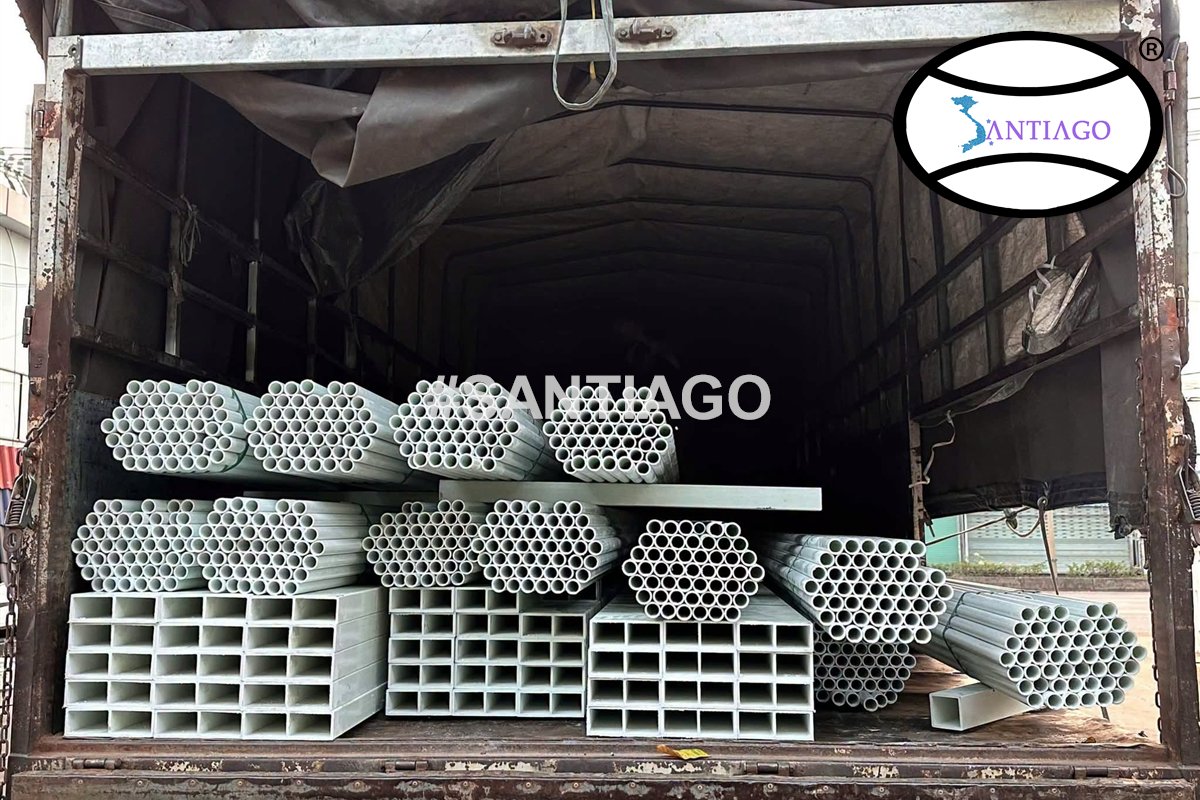 Ống tròn và hộp vuông composite xếp trong thùng xe đi giao