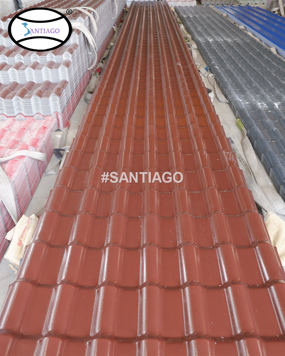 Tấm ngói nhựa nâu dài nhiều đốt tại xưởng Santiago