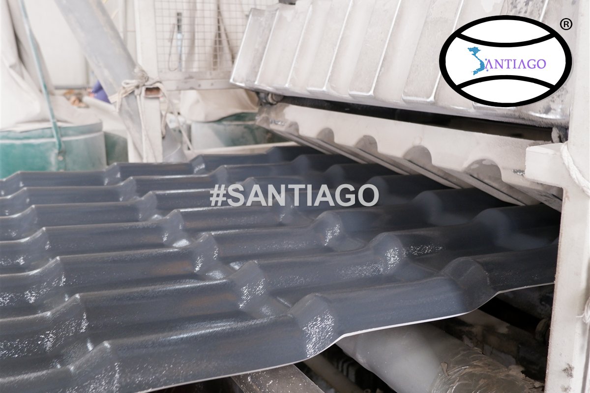 Tấm ngói nhựa trên dây chuyền ép đùn ở nhà máy Santiago