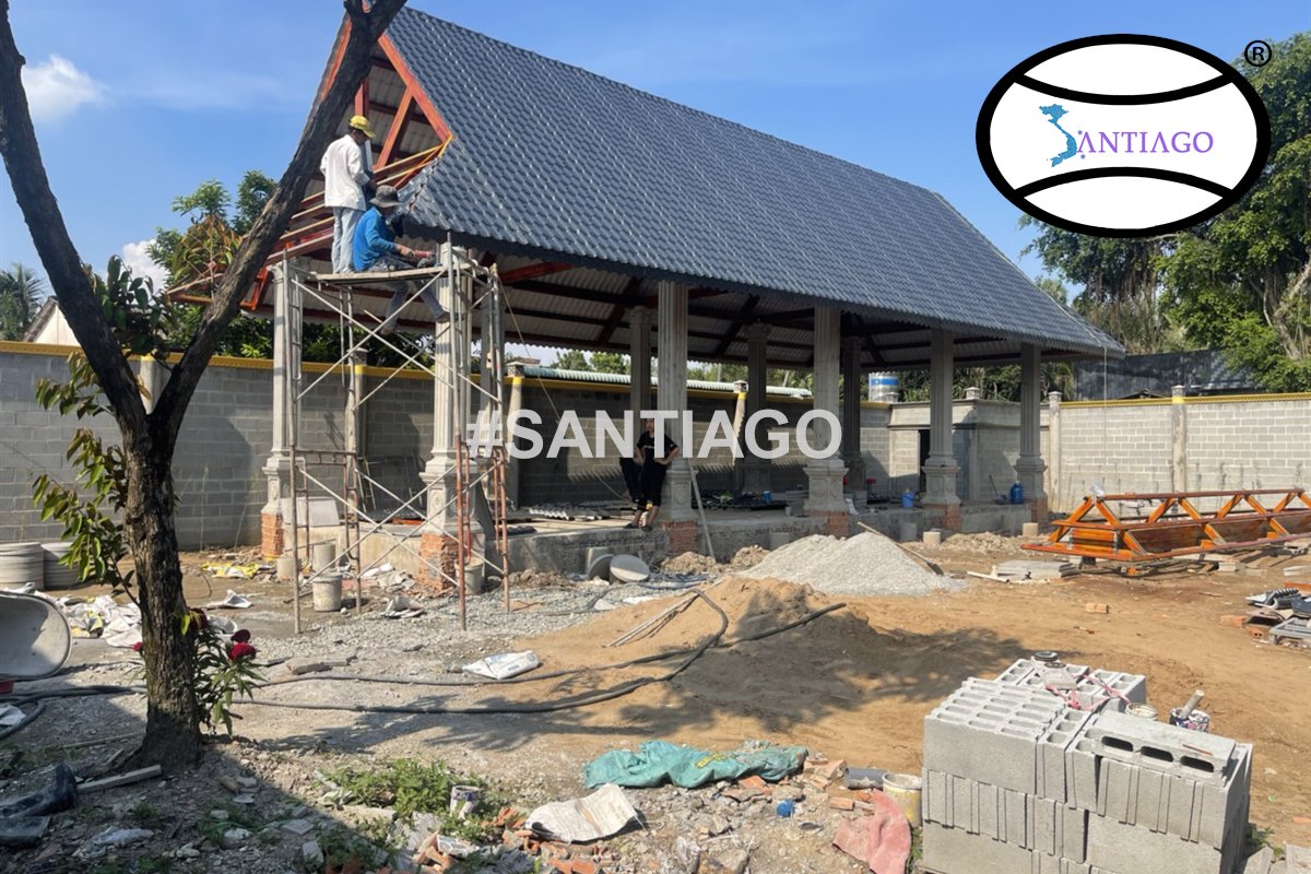Đầu hồi mái ngói xám đang hoàn thiện, Tân Trụ (tháng 12/2022)