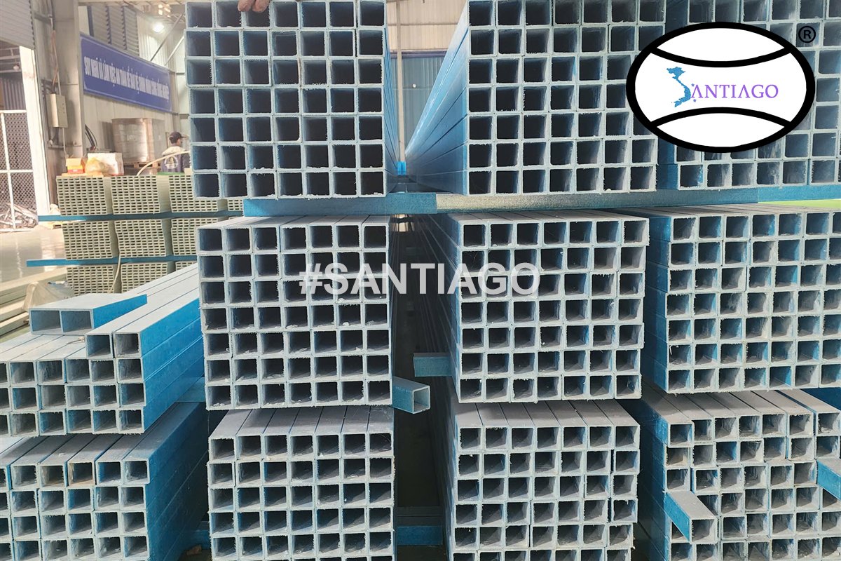 Thanh hộp composite xếp chồng trong kho chờ giao