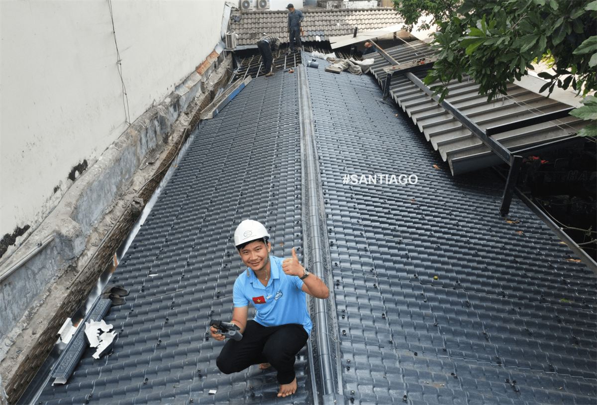 Thợ Santiago trên mái nhà dân dụng lợp ngói nhựa âm dương màu xám đen